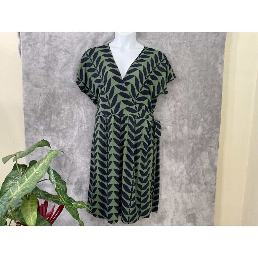 Green and Black Leaf-Print Wrap Dress